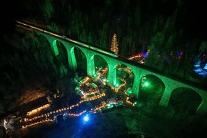 Beleuchtetes Eisenbahn-Viadukt der Höllentalbahn über dem Weihnachtsmarkt in der Ravennaschlucht. - Foto: Philipp von Ditfurth/dpa