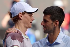 Novak Djokovic (r) ist nicht einverstanden, wie der Dopingfall von Jannik Sinner behandelt wurde. - Foto: Asanka Brendon Ratnayake/AP/dpa