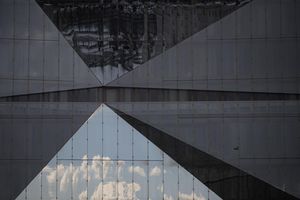 Winterwetter in Berlin: Der Himmel spiegelt sich in unterschiedlich angeordneten Scheiben des 3XN Cubes. - Foto: Sebastian Gollnow/dpa