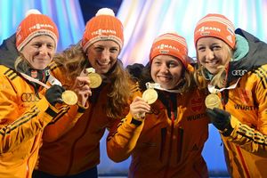 Franziska Hildebrand, Vanessa Hinz, Laura Dahlmeier und Franziska Preuß mit ihren Goldmedaillen 2015. - Foto: picture alliance / dpa