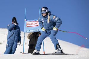 Lindsey Vonn besichtigt die Strecke. - Foto: Jean-Christophe Bott/KEYSTONE/dpa