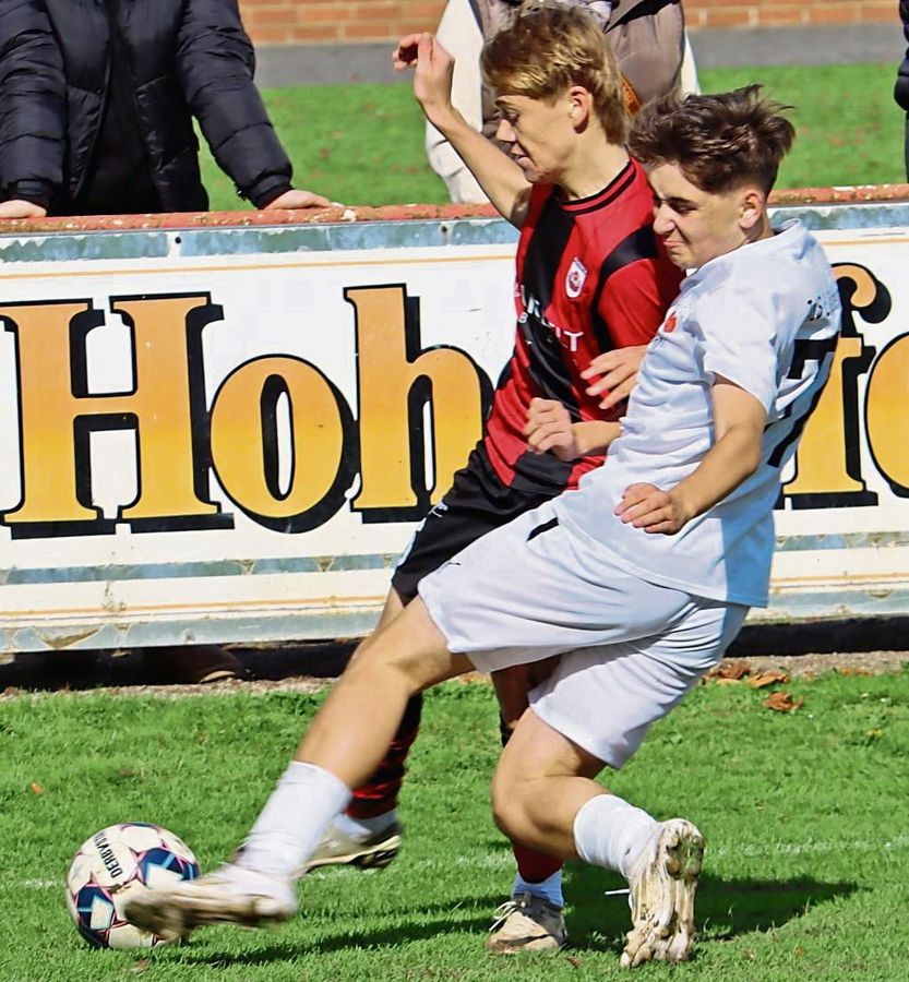 Nach einem großen Pokal-Fight setzten sich die B-Junioren des SV Lippstadt (in Schwarz-Rot) im Kreispokalfinale nur knapp gegen den TuS Lipperode durch. Jetzt wartet in der Westfalenliga der VfL Waltrop auf die Lippstädter. Foto: Feichtinger