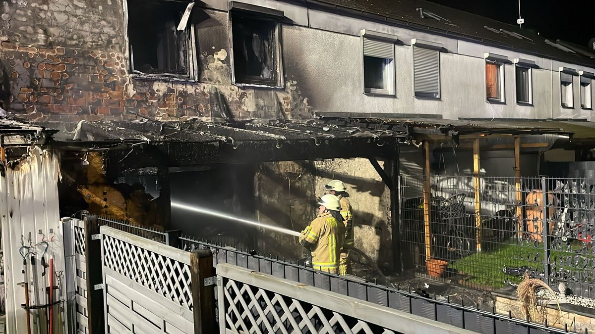 Die Lippstädter Feuerwehr ist am Freitagabend zu einem Feuer in den Lippstädter Süden alarmiert worden: Am Weingarten/ Ecke Langesche Wiese hat eine Sauna gebrannt. Fotos: Feuerwehr Lippstadt