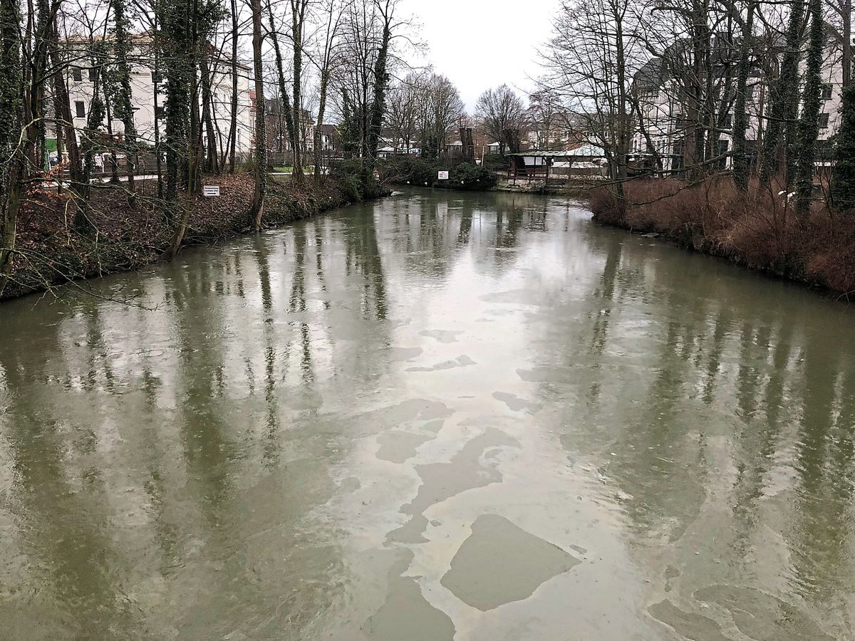 Bisher ist noch nicht bekannt, um welche Substanz es sich bei dem Film auf der Wasseroberfläche der Lippe handelt. Foto: Mintert