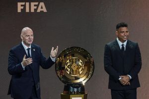 Gianni Infantino (l) und Ex-Profi Ronaldo präsentieren die Trophäe für den neuen Club-Weltmeister. - Foto: Rebecca Blackwell/AP/dpa