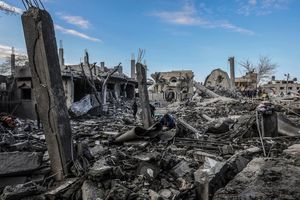 Angriffe auf Wohnhäuser mit Zivilisten sind nach den Genfer Konventionen verboten. Menschen als - Foto: Abed Rahim Khatib/dpa