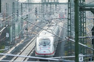 Bundestag macht den Weg für Bahn-Milliarden frei. - Foto: Andreas Arnold/dpa