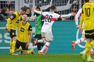 War der Unglücksrabe beim Kovac-Debüt für den BVB: Waldemar Anton (2.v.l.) - Foto: Bernd Thissen/dpa