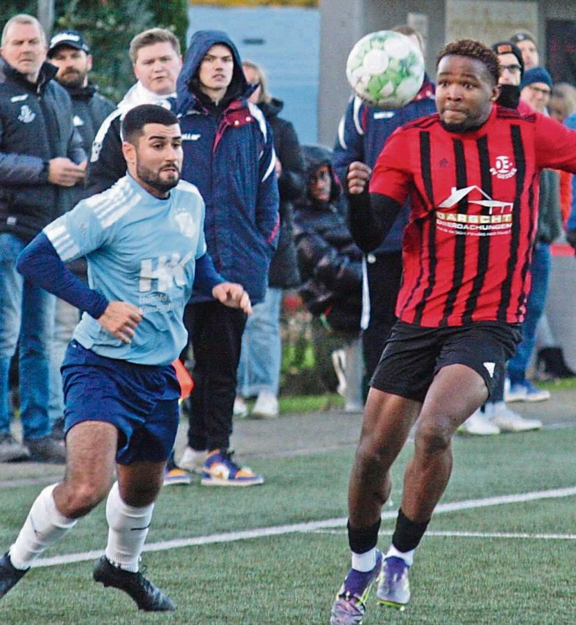 Für eine tolle Kulisse am Rabenfittich sorgten 350 Zuschauer Gesekes Mahfuz Abdulquadri (r.) entwischt hier seinem Gegenspieler De Luca, wird aber kurz darauf gestoppt.