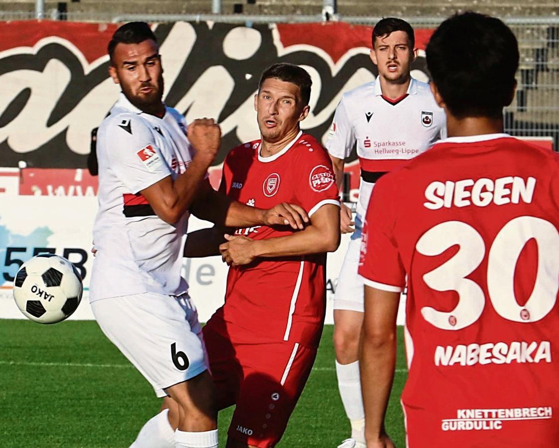 Vor über 2000 Zuschauern verlor der SV Lippstadt, hier mit Hasan Dere (l.), das Hinspiel in Siegen mit 1:2. Dabei erzielte Maurice Buckesfeld (r.) das erste Saisontor für die Schwarz-Roten. Jetzt will das Bechtold-Team Revanche. Foto: Lütkehaus