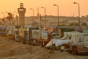 Der Transport von Hilfsgütern zu den notleidenden Menschen im Gazastreifen so wie auf diesem Archiv-Foto vom vergangenen September zu sehen, ist riskant. Nachdem ein Konvoi mit mehr als 100 Lastwagen geplündert wurde, ging die islamistische Hamas Augenzeugenberichten zufolge gegen Plünderer und andere Kriminelle vor. - Foto: Amr Nabil/AP/dpa