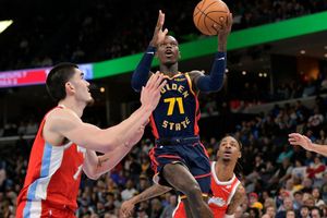 Dennis Schröder musste in seinem ersten Spiel für die Warriors eine deftige Pleite hinnehmen. - Foto: Brandon Dill/AP/dpa