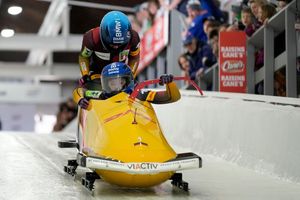  Laura Nolte (vorne) und Deborah Levi stehen vor ihrem ersten WM-Titel im Zweierbob. - Foto: Seth Wenig/AP/dpa