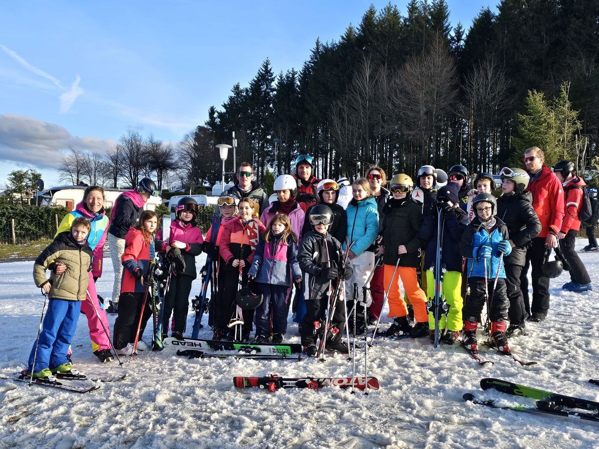 22 Kinder und ihre Betreuer genossen die Skifreizeit in Winterberg. Foto: Kolping/Blau-Weiß Eickelborn