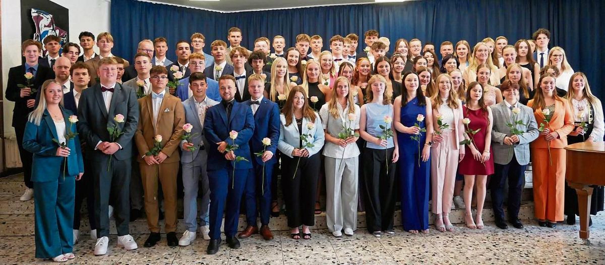 72 Schülerinnen und Schüler des Friedrich-Spee-Gymnasiums feierten ihren Schulabschluss. Foto: Bsdurek