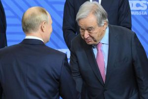 Wegen eines Händedrucks mit Kremlchef Wladimir Putin zieht UN-Generalsekretär Antonio Guterres Kritik auf sich. - Foto: Grigory Sysoyev/brics-russia2024.ru/AP