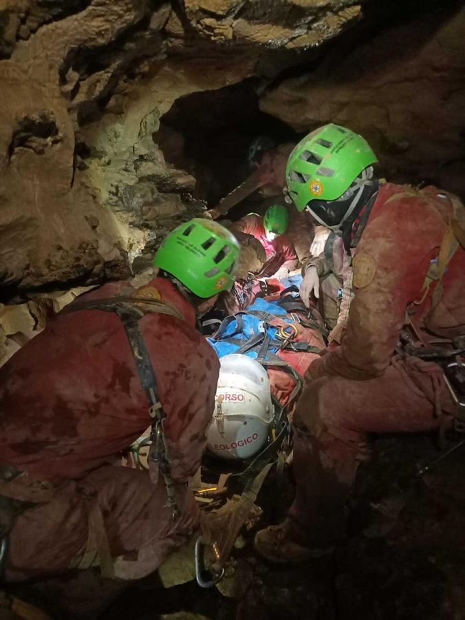 Rettungskräfte sind in Italien im Einsatz (Handout). - Foto: -/Italienische Bergrettung/dpa