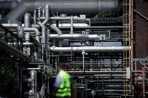 Die Chemie-Industrie hat mit gestiegenen Energiepreisen zu kämpfen. (Archivbild) - Foto: Fabian Strauch/dpa