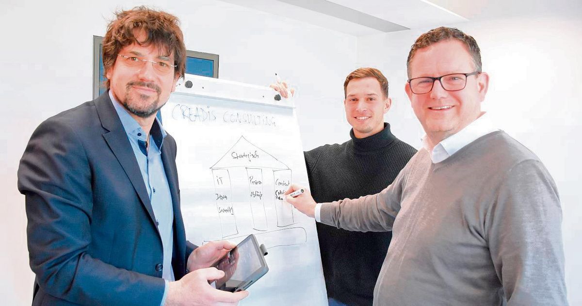 Die HSHL-Professoren Emanuel Slaby (l.) und Sebastian Verhoeven (r.) haben zusammen mit dem Master-Studenten Manuel Adriano die studentische Unternehmensberatung Creadis Consulting gegründet. Foto: Giannakis