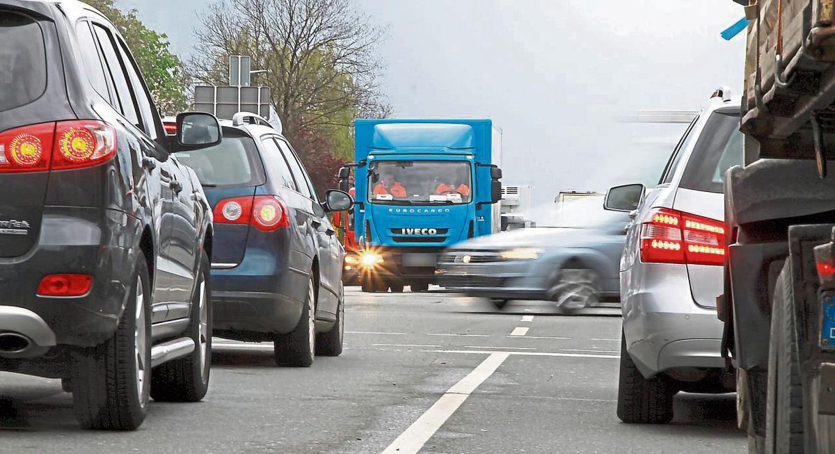 Verkehrschaos an der Erwitter Kreuzung – ein fast alltägliches Bild: Die unendliche Geschichte um die Ortsumgehung ist wenig überraschend ein lokales Problem, das die heimischen Bundestagskandidaten lösen wollen. Archivfoto: Winkelmann