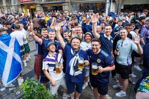 An ihnen lag es nicht: Schottische Fans lassen sich bei der Fußball-EM das Bier schmecken. (Archivbild) - Foto: Matthias Balk/dpa