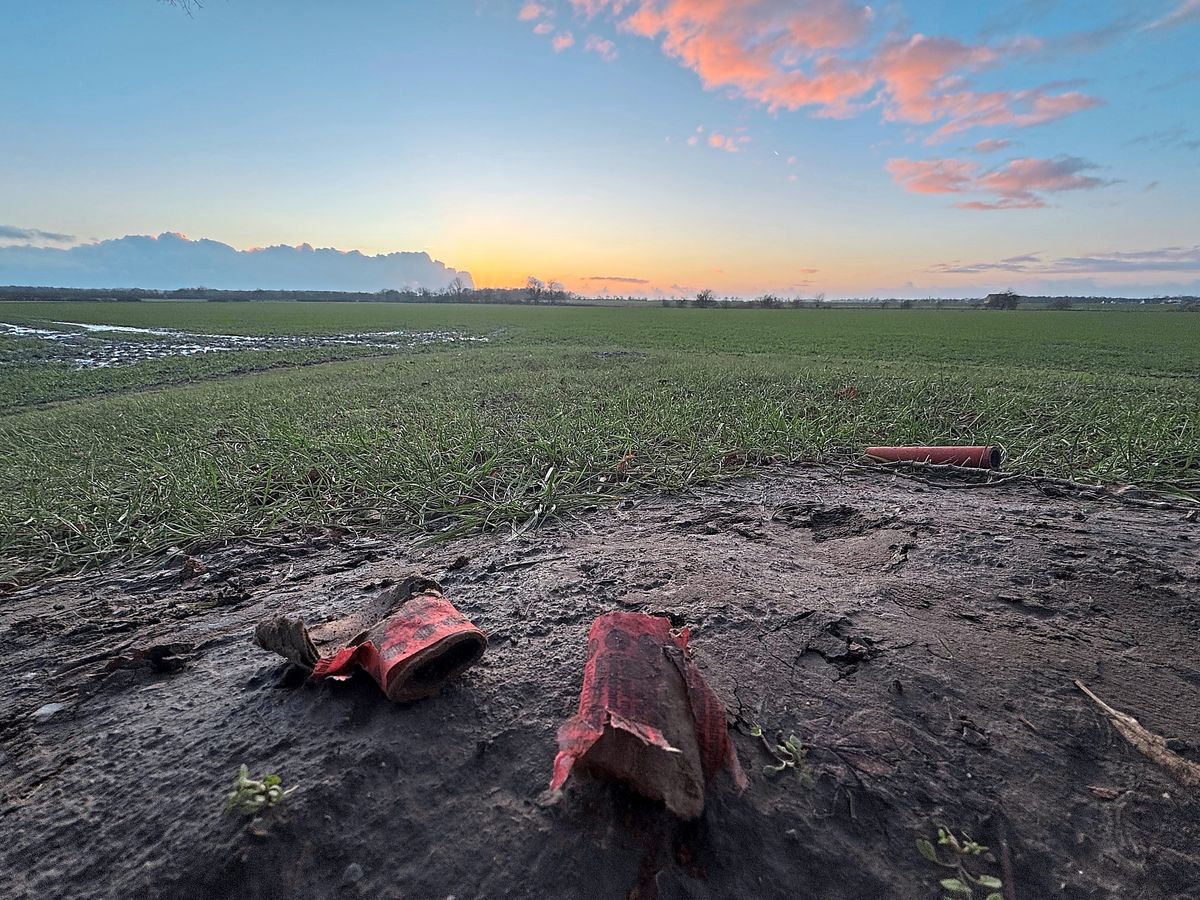 Vereinzelte Silvester-Rückstände in der Geseker Feldflur. Ansonsten zeugt nichts mehr von dem tragischen Unfall auf einem Feld nahe der Seuchenlinde. Foto: N. Wissing