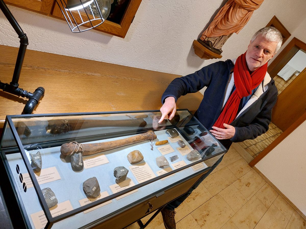 Archäologe Prof. Dr. Michael Baales mit spannenden Fakten zur Steinzeit in Oestereiden. Foto: Löseke