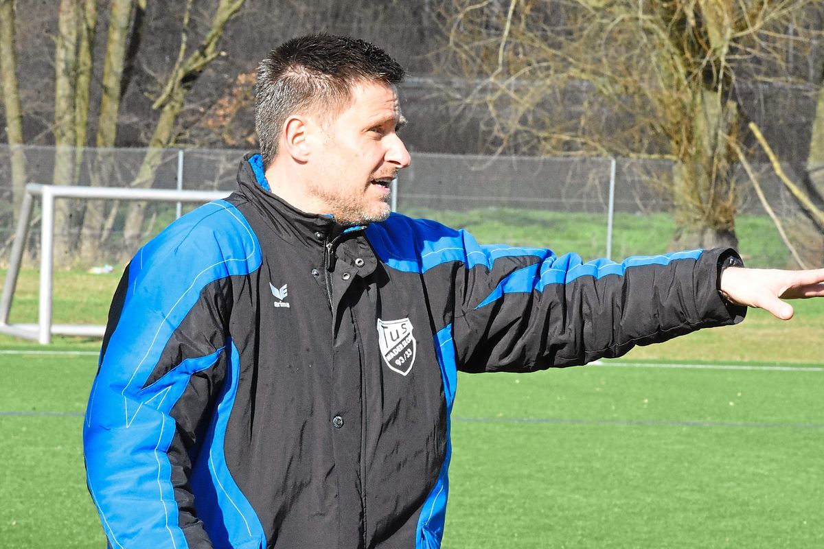 Helio Manotas und die Landesliga-Frauen des TuS Wadersloh schlugen sich im Westfalenpokal wacker und verloren nur 0:1 bei Regionalligist Arminia Bielefeld. Archivfoto: Heinke