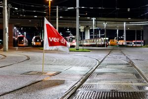 Seit 3 Uhr morgens steht der öffentliche Nahverkehr in mehreren Bundesländern still. - Foto: Christoph Reichwein/dpa