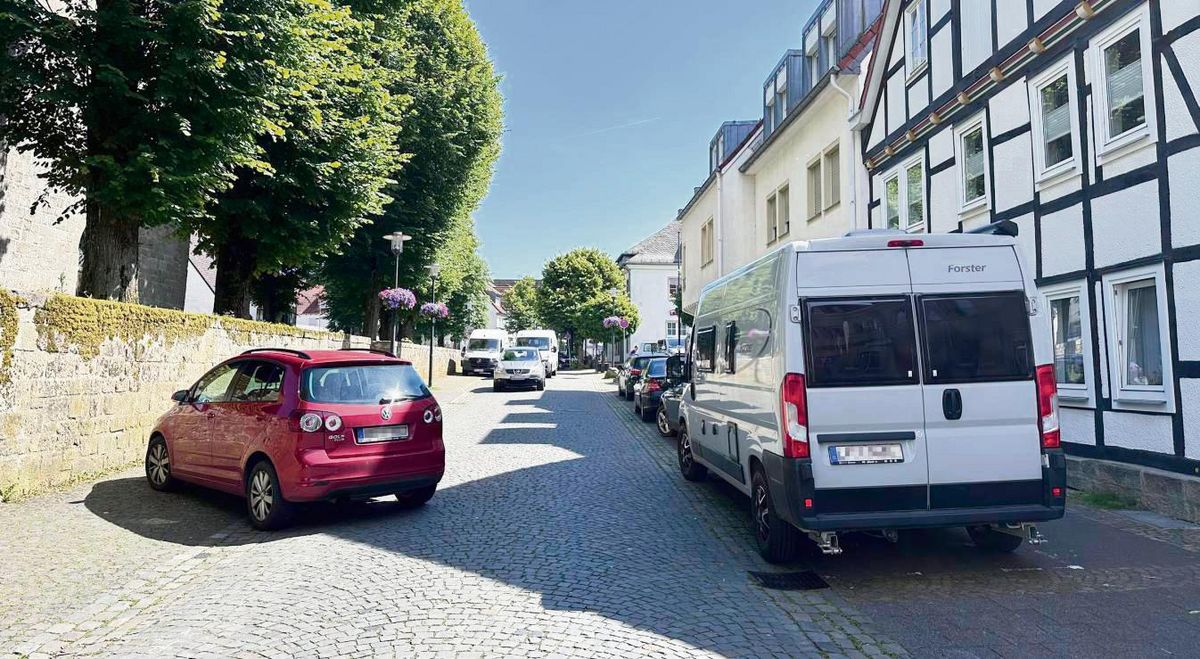Für schräge Parkplätze an der Kirchenmauer in Kombination mit Einbahnstraßenverkehr ist es in der Hochstraße zu eng. Deshalb stimmte der Stadtrat gegen diese Möglichkeit, die im Zuge der Innenstadtsanierung diskutiert wurde. Foto: Bsdurek