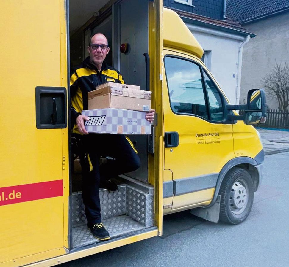 Paketbote in der dritten Generation: Schon der Vater und Opa von Wolfgang Bertels arbeiteten bei der Post. Neben Branchenführer DHL (über 40 Prozent Marktanteil) gibt es mit Amazon, DPD, GLS, Hermes und UPS fünf weitere Paketdienste. Foto: Vielberg