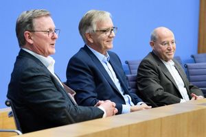 In der Bundespressekonferenz zeigten sich die künftigen Direktkandidaten Bodo Ramelow, Dietmar Bartsch und Gregor Gysi recht siegesgewiss. - Foto: Bernd von Jutrczenka/dpa