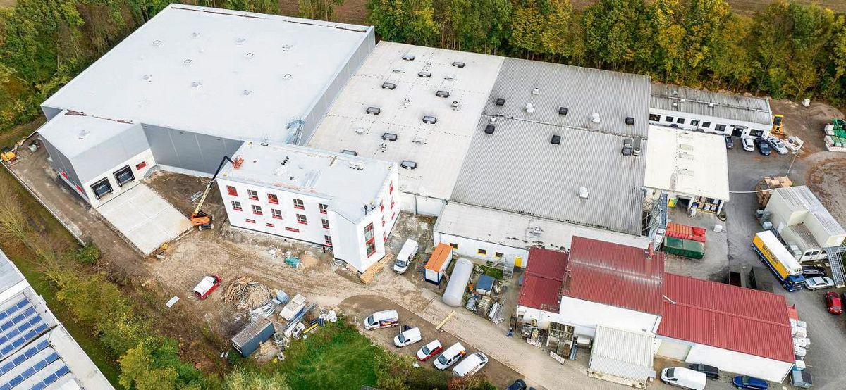 Neue Lagerhalle (links) und neues Bürogebäude (vorn): Modersohn’s stellt sich für die Zukunft auf. Modernste Technik wie Wärmepumpe, Lüftungsanlage und Falttore tragen zur nachhaltigen Energieversorgung bei. Foto: Eickhoff