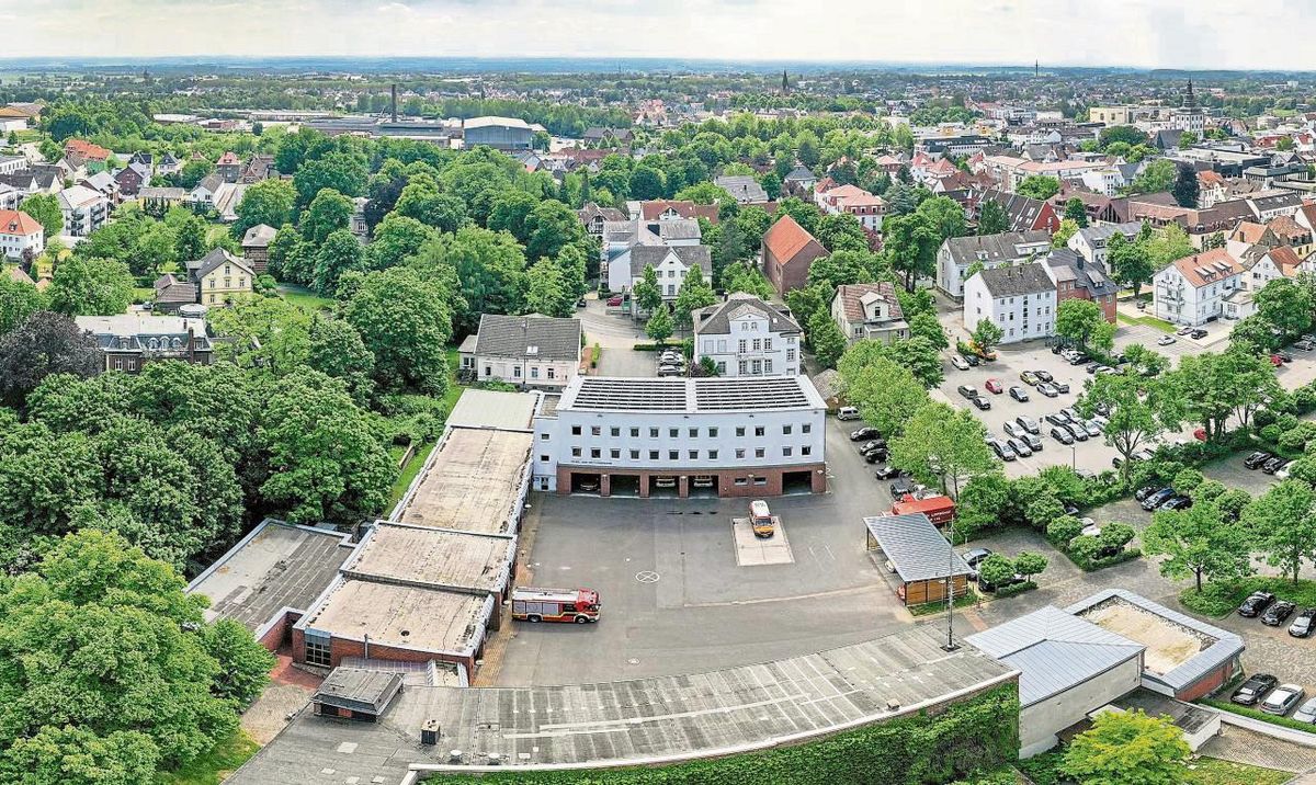 Erfüllt nicht mehr die Anforderungen: die Feuer- und Rettungswache an der Geiststraße. Bis Ende 2024 soll der Standort für einen Neubau gefunden werden. Ein Fachplanungsbüro prüft derzeit, wie viel Platz die Retter für ihr neues Domizil benötigen. Die Linke fordert in einem Antrag für den November-Rat: „Feuerwehr auf Uniongelände“ – es wäre (hinten links im Foto) quasi nur einen Steinwurf entfernt. Archivfoto: Eickhoff