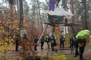 Polizeikräfte sind im Protestcamp der Tesla-Gegner in Grünheide bei Berlin im Einsatz. Die Polizei beendete heute die Besetzung des Waldstücks und entschied, dass die Versammlung aufgelöst wird. - Foto: Lutz Deckwerth/dpa