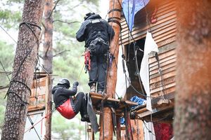 Höhenretter der Polizei sind bei der Räumung des Protestcamps der Tesla-Gegner an einem Baumhaus im Einsatz. - Foto: Sebastian Christoph Gollnow/dpa