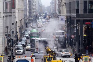 Für einen Stau reicht es noch leicht, doch die Zahl der Autos in Berlin ist 2024 gesunken. (Archivbild) - Foto: Soeren Stache/dpa/ZB