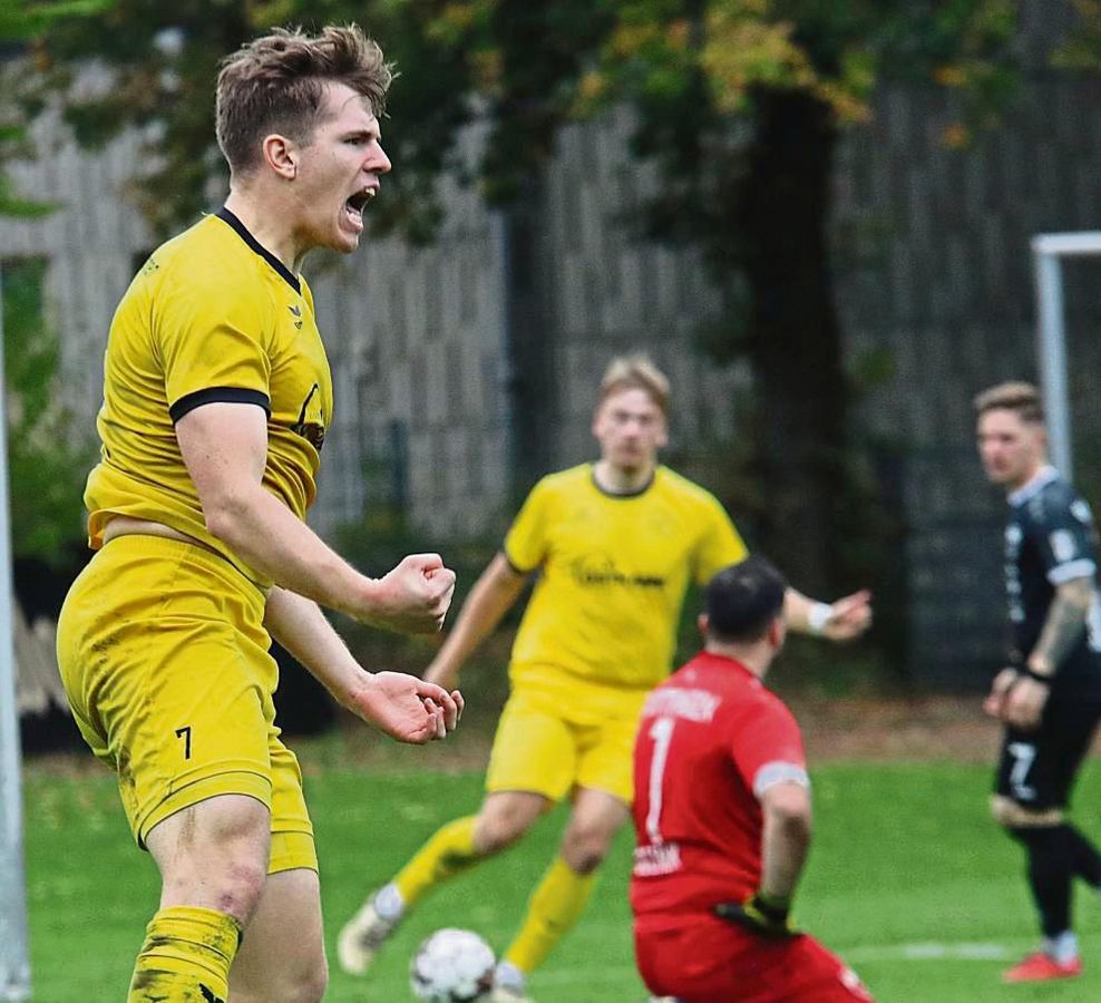 Der SuS Bad Westernkotten jubelte im Heimspiel gegen Ottfingen gleich viermal – wie hier Phil Mehn nach seinem Treffer zum 2:0. David Wallmeier (hinten) hatte in der 48. Minute die Vorarbeit geleistet. Foto: Heinke