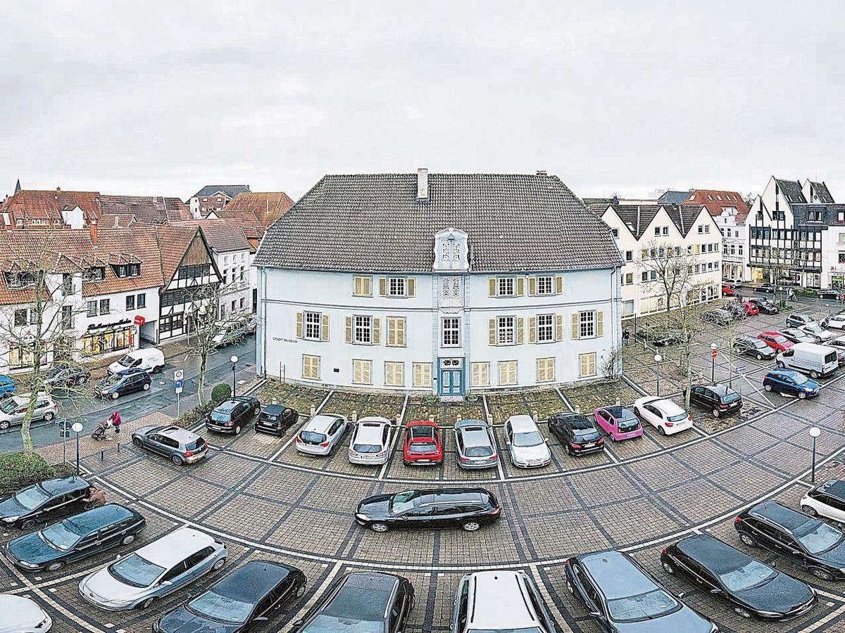 Dieser Platz könnte bald ganz anders aussehen. Der Rat der Stadt Lippstadt hat mit knapper Mehrheit den Architekturwettbewerb zur Museumserweiterung auf dem Marktplatz auf den Weg gebracht. Foto: Eickhoff