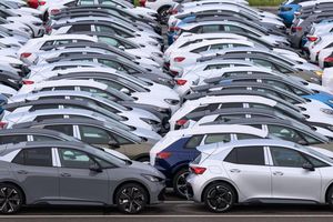 Volkswagen leidet unter den schwachen Verkaufszahlen in China und bei E-Autos. (Archivbild) - Foto: Hendrik Schmidt/dpa