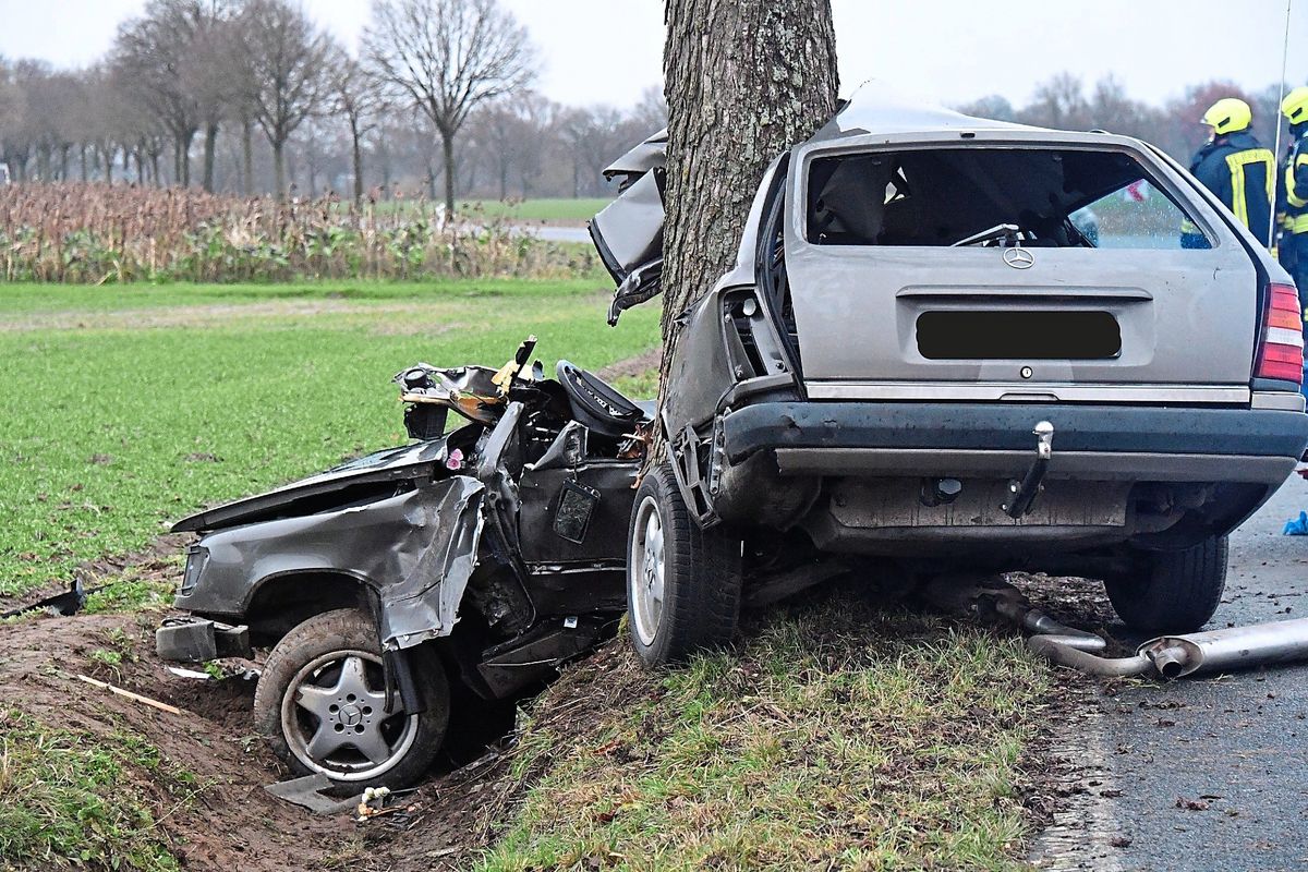 Jede Hilfe kam für einen 20-Jährigen aus Langenberg zu spät, als er zwischen Liesborn und Bad Waldliesborn von der Straße abkam und sein Mercedes gegen einen Baum schleuderte. Foto: Andreas Eickhoff