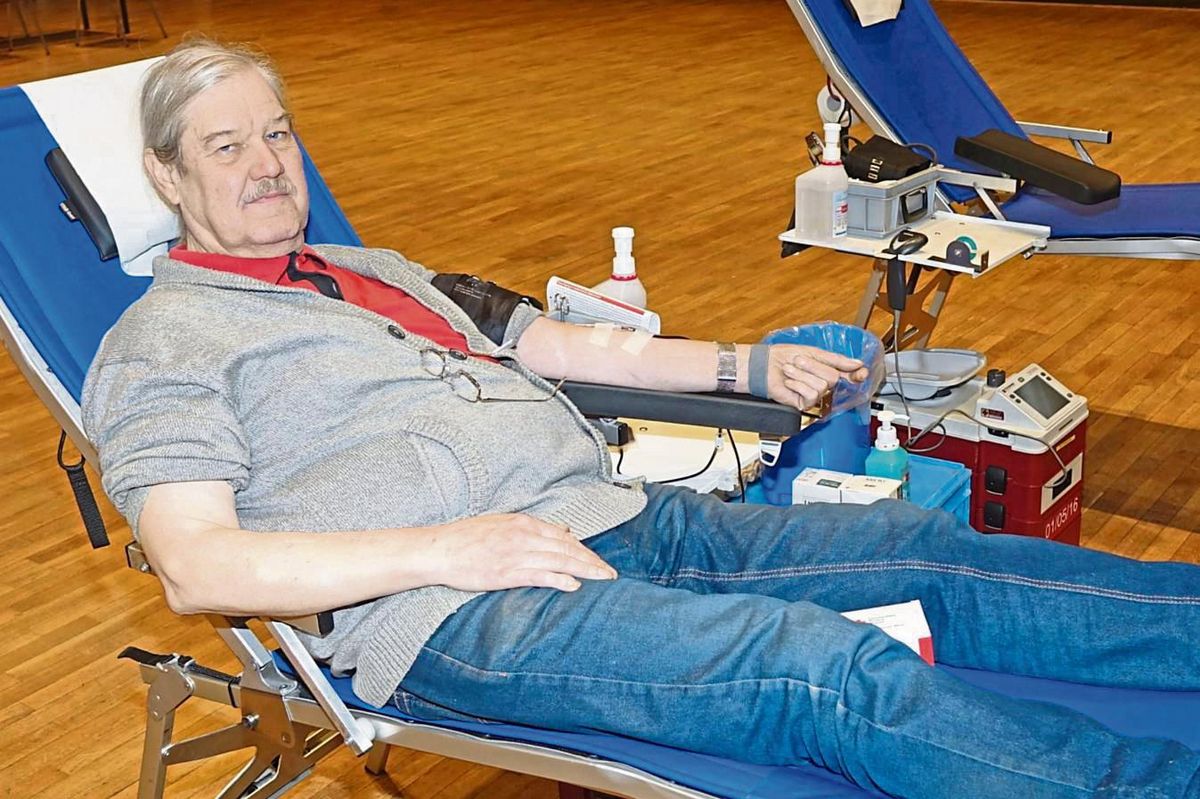 225 Mal schon spendete Werner Wehren in seinen 65 Lebensjahren Blut. Angetrieben wird und wurde er dabei vom Ehrgeiz und der Erinnerung an seinen Vater, der selber Bluttransfusionen brauchte. Foto: Kloer