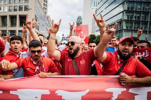 Türkische Fans zeigen den Wolfsgruß. - Foto: Christoph Soeder/dpa