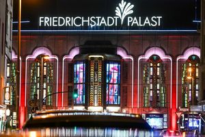 Auch der Friedrichstadt-Palast ist von den Sparmaßnahmen betroffen. (Archivbild) - Foto: Jens Kalaene/dpa