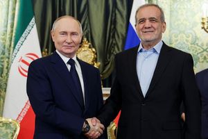 Der russische Präsident Wladimir Putin (l.) und der iranische Präsident Massud Peseschkian besiegeln eine strategische Partnerschaft. - Foto: Vyacheslav Prokofyev/Pool Sputnik Kremlin/AP/dpa