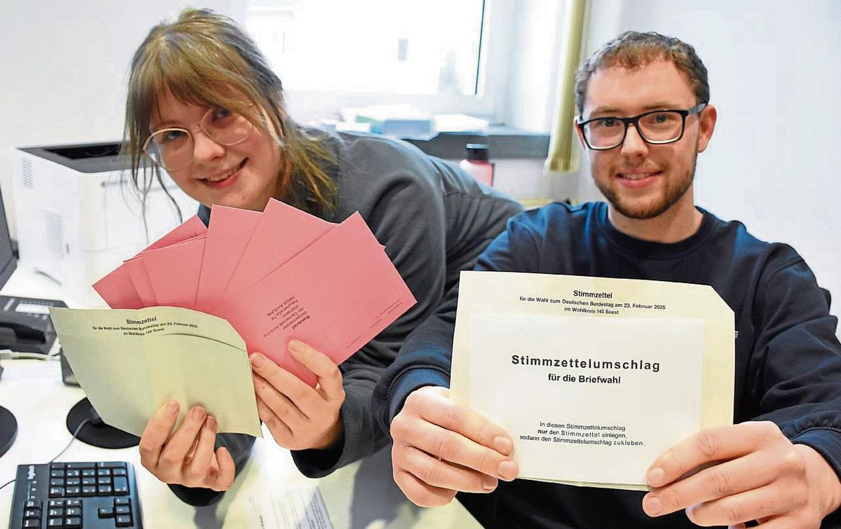 Die Azubis Maja-Naima Schriek und Jay Morgan helfen im Anröchter Wahlamt mit. Foto: Giannakis