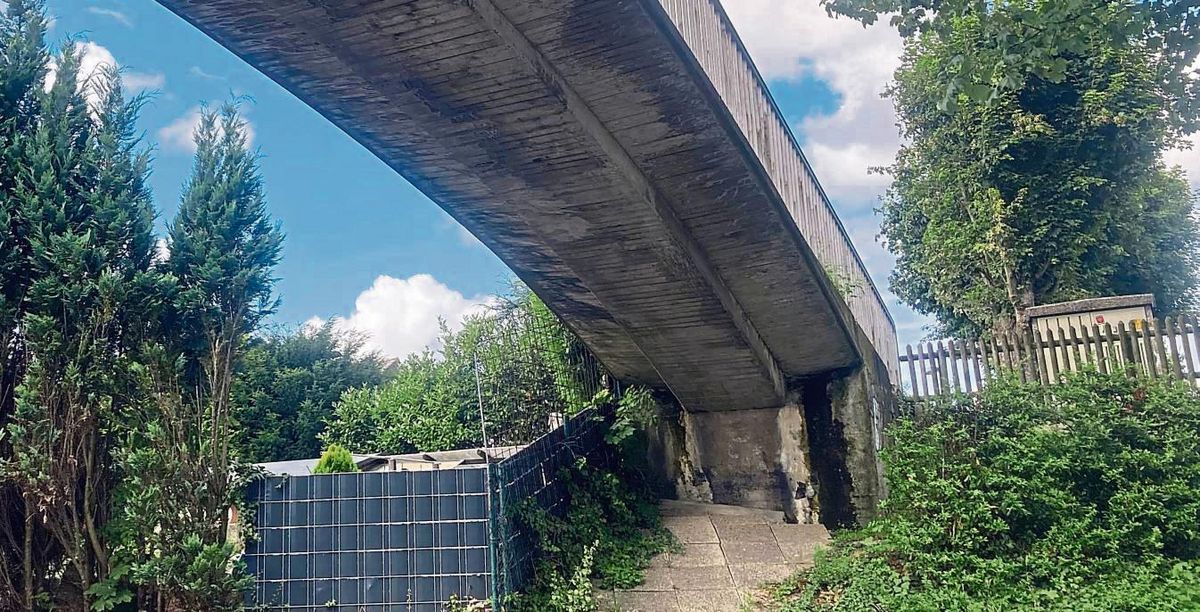 Die Ueckernbrücke sieht von außen ziemlich marode aus – das haben auch Anwohner berichtet. Foto: frenz