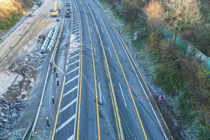 Unfallspuren auf der A1 nach Chaosfahrt eines Lastwagens. - Foto: Alex Talash/dpa