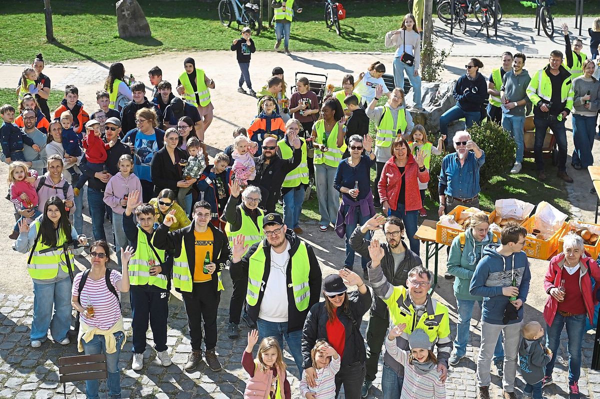 Mit Zangen und Mülltüten gewappnet meldeten sich zahlreiche Helfer zum Müll aufsammeln. Foto: Tuschen