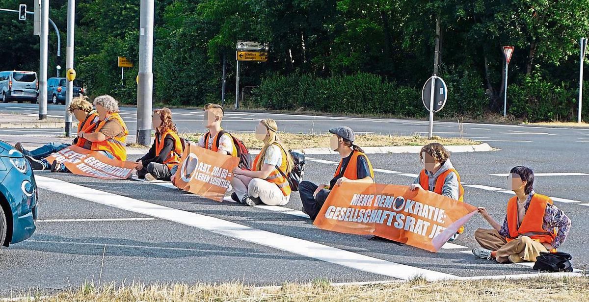 Elf Monate ist es her, dass sich die Aktivisten der Letzten Generation auf der B55-Kreuzung festklebten. Foto: Cegelski